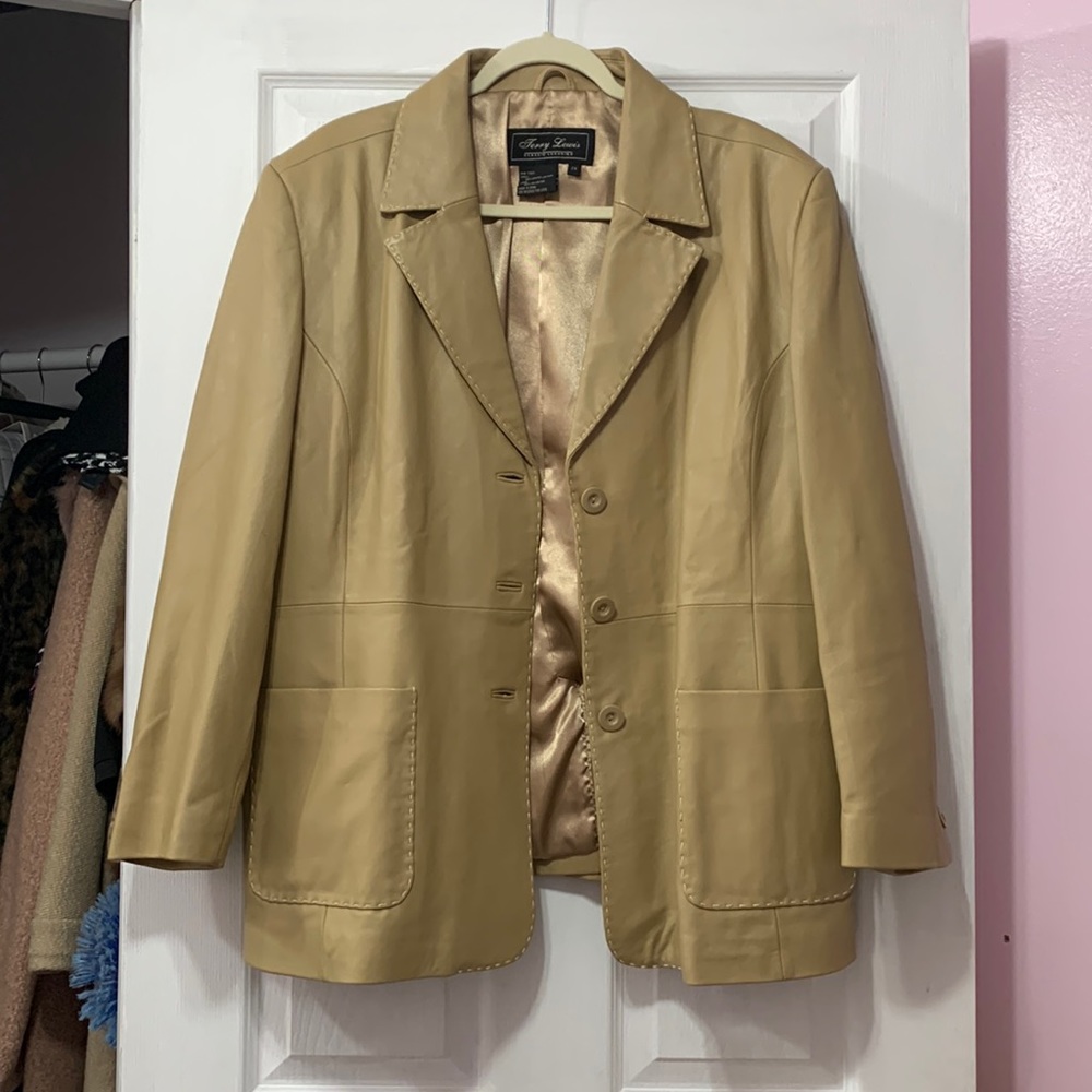 Genuine leather blazer. Buck stitch trim Tan